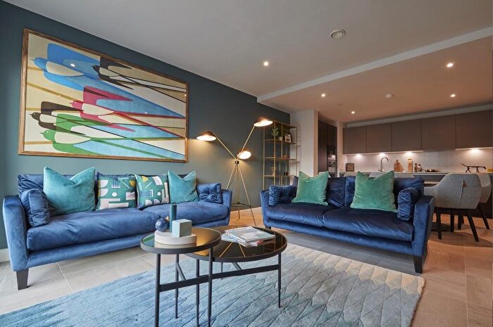 3 Bedroom Apartment To Rent In Rochdale Road, Manchester, Greater Manchester, M4