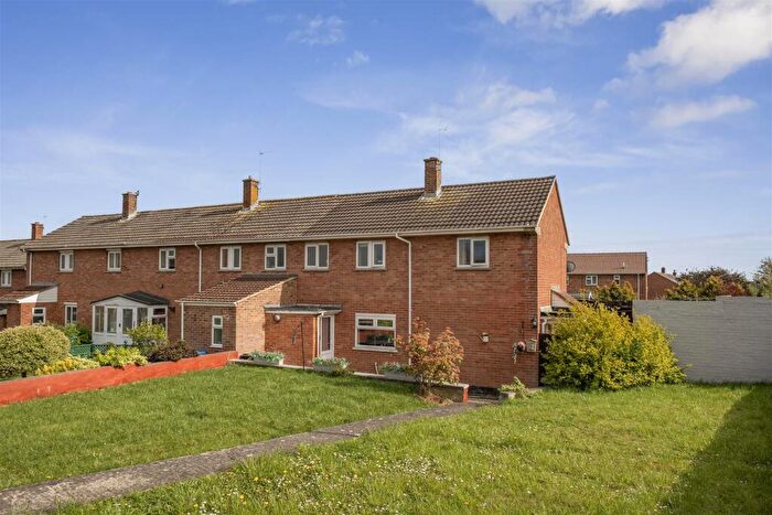 3 Bedroom Semi Detached House For Sale In Cedar Grove, Trowbridge, BA14