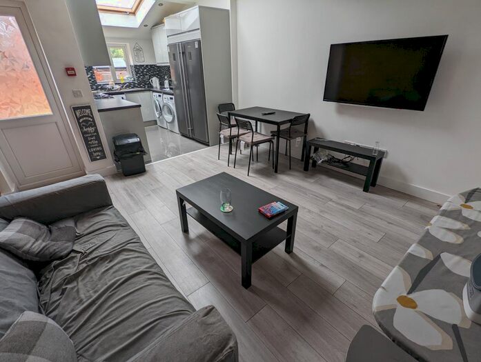 6 Bedroom Terraced House To Rent In St. Edwards Road, Reading, RG6