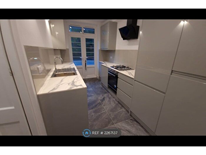 2 Bedroom Flat To Rent In Streatham High Road, London, SW16