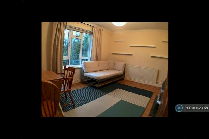 1 Bedroom Flat To Rent In Valley Hill, Loughton, IG10