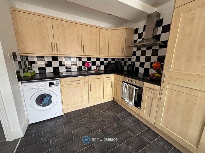 3 Bedroom Flat To Rent In Battersea Park Road, London, SW11