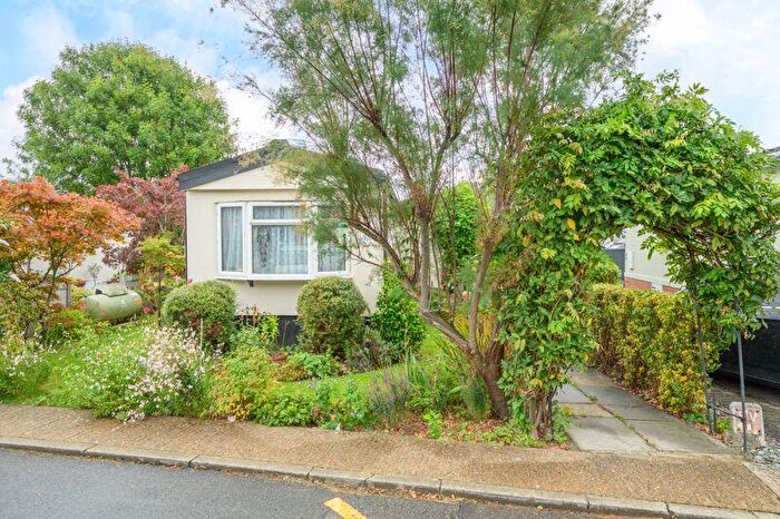 1 Bedroom Park Home For Sale In Meadowlands, Addlestone, KT15