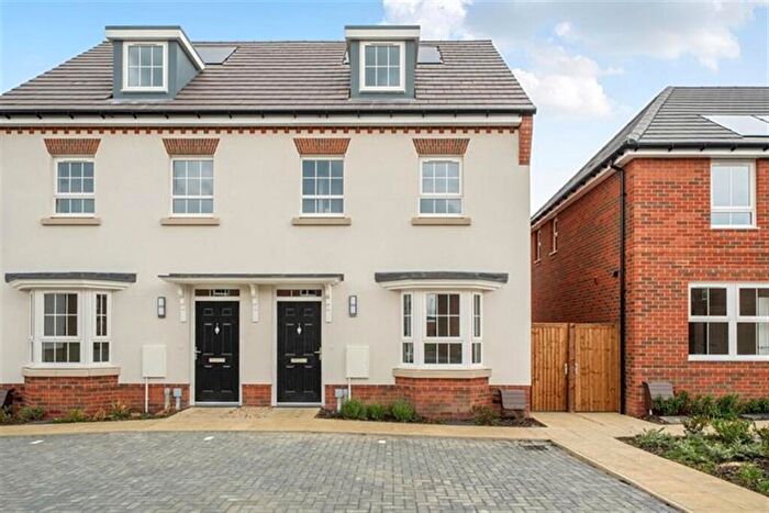 3 Bedroom End Of Terrace House To Rent In Bedroom End Of Terrace House In Banbury Grove, Aylesbury, HP22