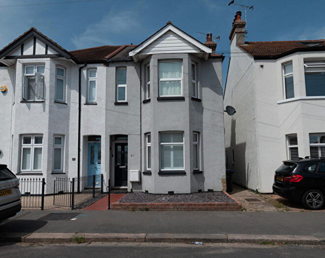 1 Bedroom Flat For Sale In Ronald Hill Grove, Leigh-on-sea, SS9
