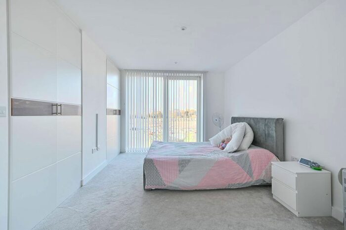 3 Bedroom Flat To Rent In Handley Drive, Kidbrooke, London, SE3