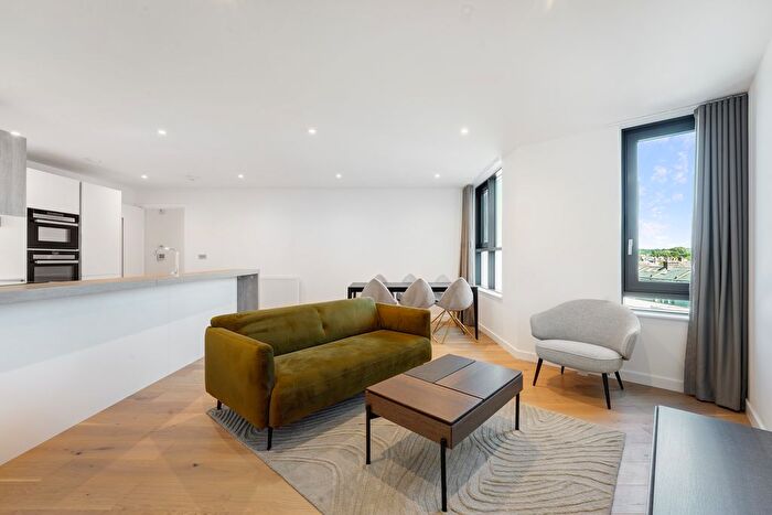 2 Bedroom Flat To Rent In Twickenham Gateway, Bradshaw Close, Twickenham, TW1