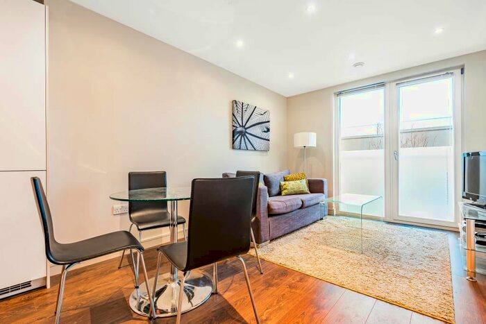 1 Bedroom Flat To Rent In Garden Road, Surrey, TW9