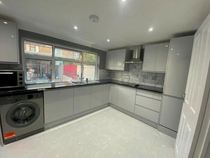 2 Bedroom Flat To Rent In Victoria Gardens, Heston, Hounslow, TW5