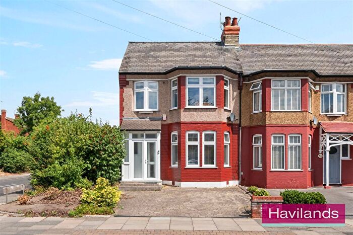 3 Bedroom Property For Sale In Farm Road, London, N21