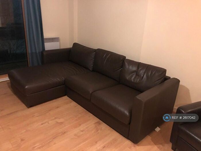 2 Bedroom Flat To Rent In Barton Place, Manchester, M4