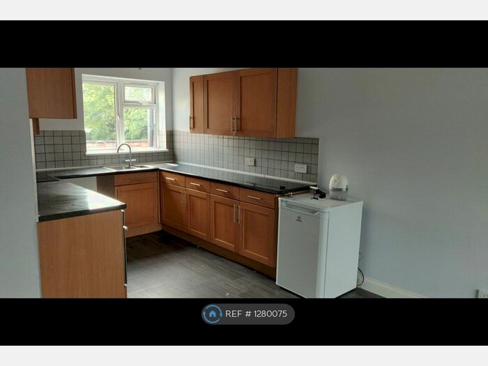 2 Bedroom Flat To Rent In Brittany Court, Dunstable LU6