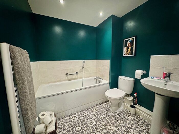 2 Bedroom Flat To Rent In Edge Street, Aylesbury, HP19