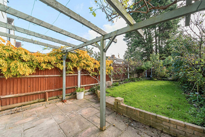 3 Bedroom Terraced House For Sale In Boundary Road, Woking, GU21