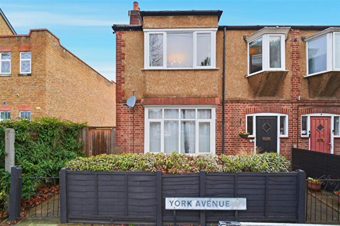 2 Bedroom Maisonette For Sale In York Avenue, Hanwell, W7