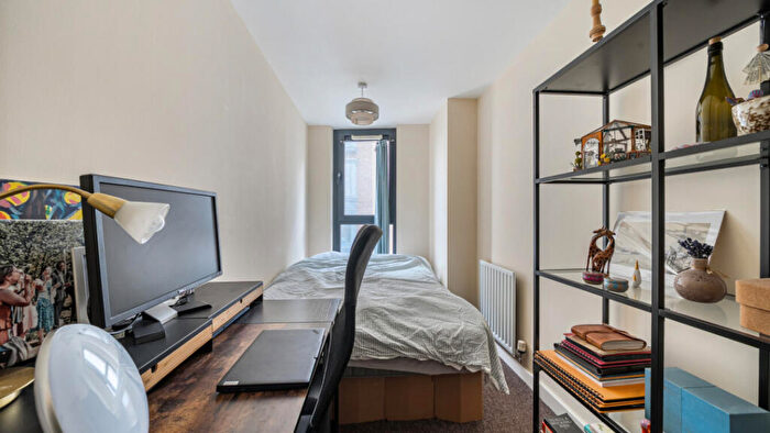 2 Bedroom Flat For Sale In Taylor Place, Bow, E3
