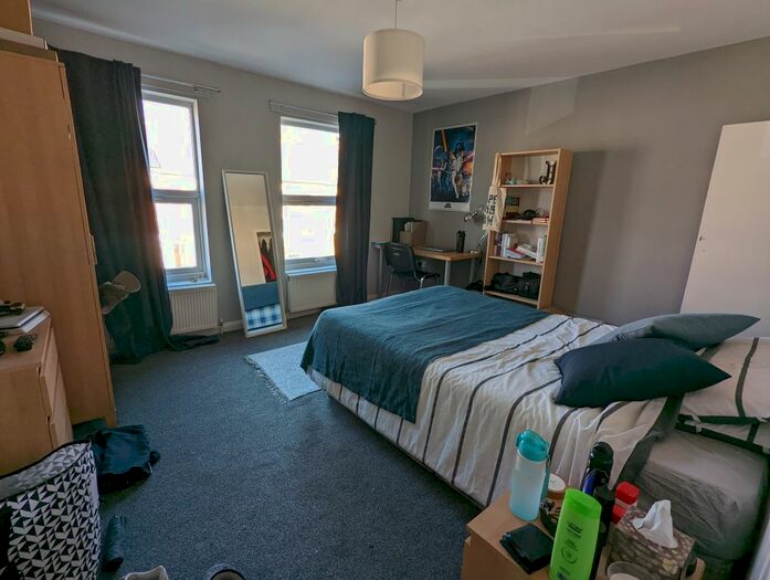 6 Bedroom Terraced House To Rent In Grange Avenue, Reading, RG6