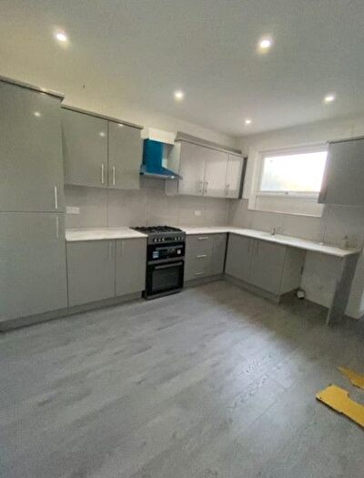 5 Bedroom Terraced House To Rent In New Road, Essex, RM13