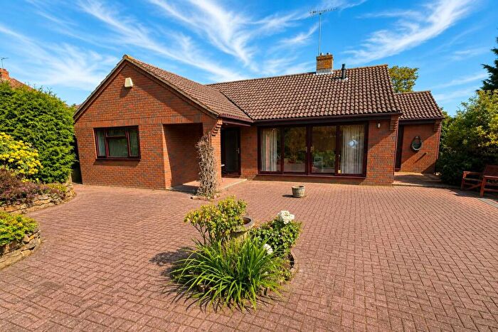 3 Bedroom Detached Bungalow For Sale In Sandringham Close, Rushden, Northamptonshire, NN10
