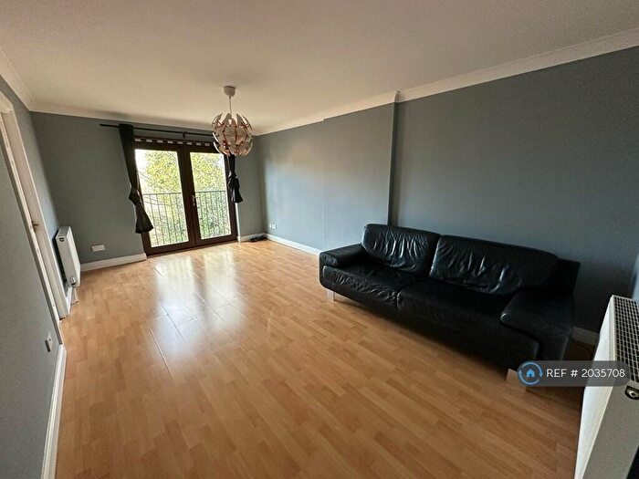 2 Bedroom Flat To Rent In Morley, Huddersfield, LS27