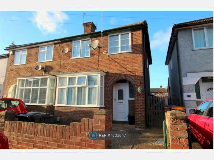 3 Bedroom Semi-Detached House To Rent In Cedar Road, Bedford, MK42