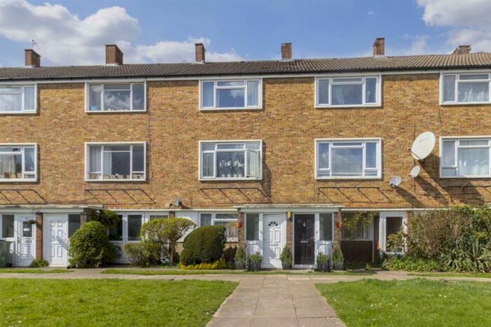 2 Bedroom Maisonette To Rent In Carston Close, London, SE12