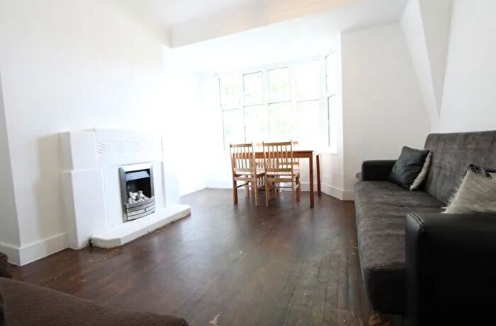 3 Bedroom Flat To Rent In Leigham Avenue, Stretham, SW16