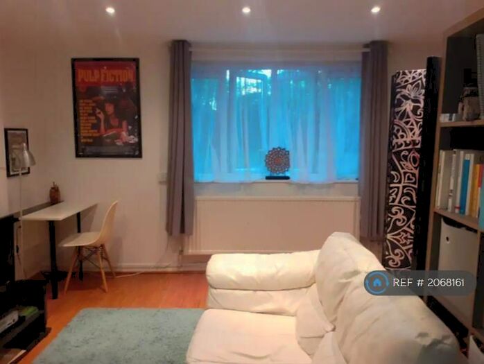 Studio To Rent In Hawes Street, London, N1