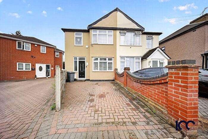 3 Bedroom Semi-Detached House For Sale In Wilfred Avenue, Rainham, RM13