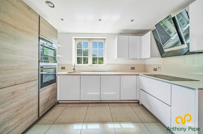 2 Bedroom Flat To Rent In Ashridge Close, Finchley Central, London, N3