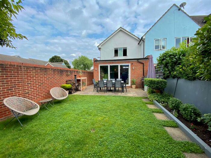 4 Bedroom House To Rent In Chandlers Close, West Molesey, KT8