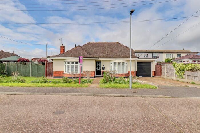 4 Bedroom Detached Bungalow For Sale In Laars Avenue, Canvey Island, SS8