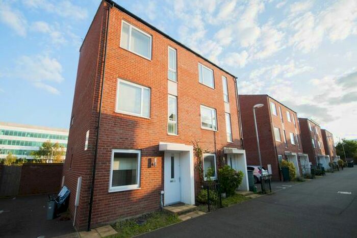 5 Bedroom Property To Rent In Aviation Avenue, Hatfield, Hertfordshire, AL10