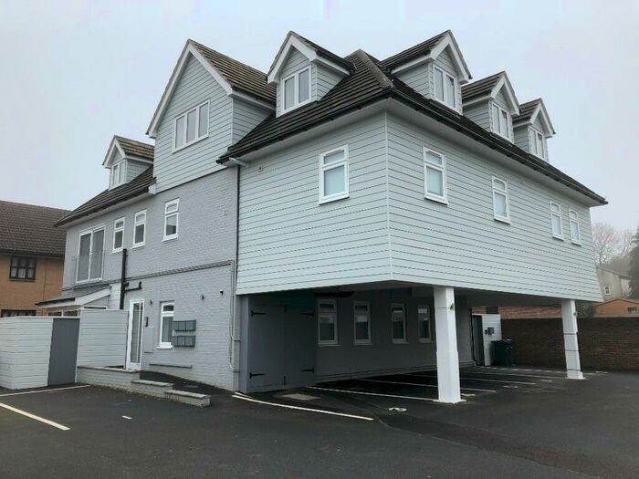 2 Bedroom Apartment To Rent In High Road, Rayleigh, Essex, SS6