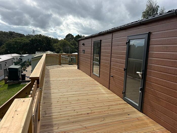 2 Bedroom Mobile/park Home For Sale In Mill Lane, Hawksworth Leeds, LS20
