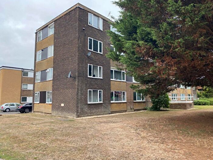 1 Bedroom Flat To Rent In Winchester House, Bishops Walk, HP21