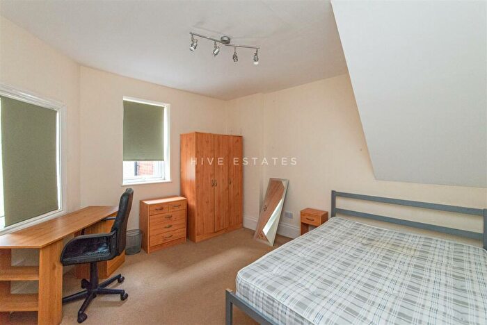 3 Bedroom Flat To Rent In Myrtle Grove, Jesmond, Newcastle Upon Tyne, NE2