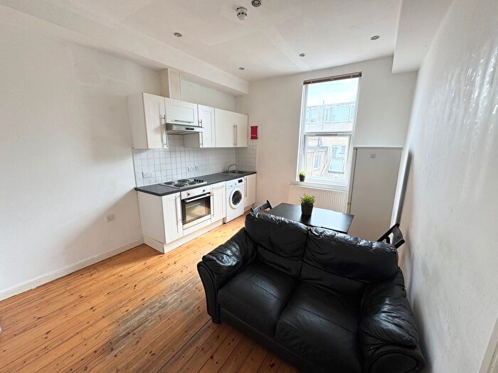 1 Bedroom Flat To Rent In Flat B, Clarendon Road, LS2