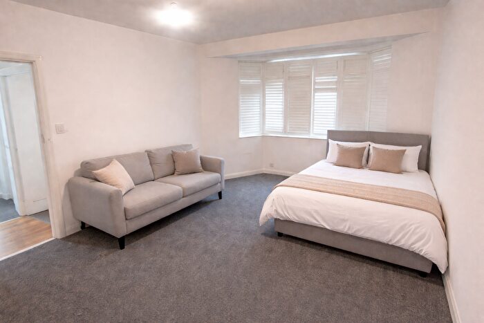 1 Bedroom Flat To Rent In Flat, Barton Court, Barons Court Road, London, W14