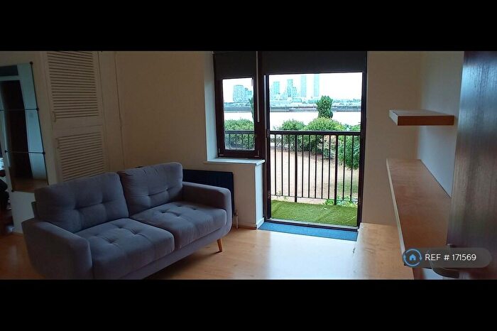 Studio To Rent In Amsterdam Road, London, E14