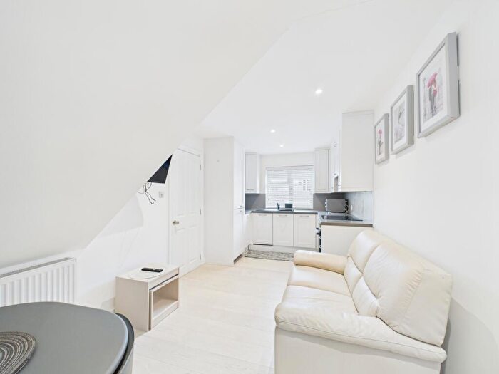 1 Bedroom Flat To Rent In Franklin Close, London, N20