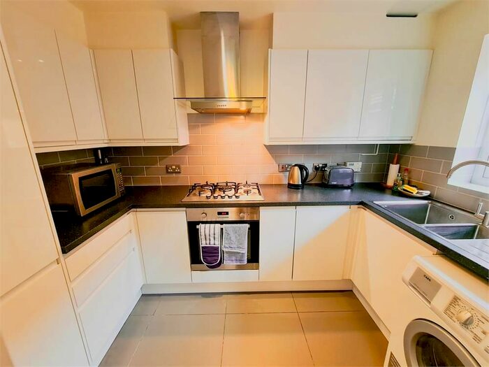 2 Bedroom Flat To Rent In Malting Way, Isleworth, TW7