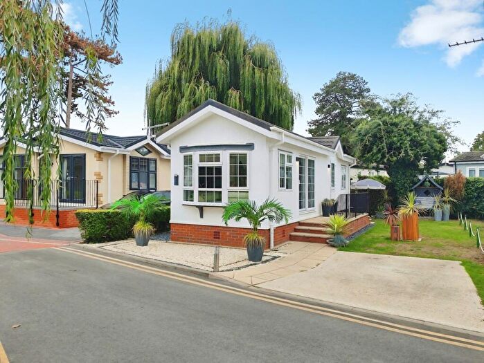 1 Bedroom Park Home For Sale In Willows Riverside Park, Windsor, SL4
