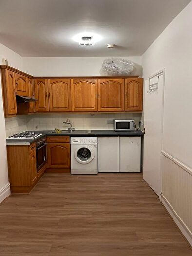 2 Bedroom Flat To Rent In High Road, London, N12