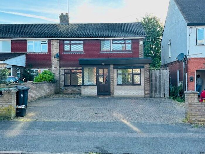 4 Bedroom Semi-Detached House To Rent In The Avenue, Luton, LU4