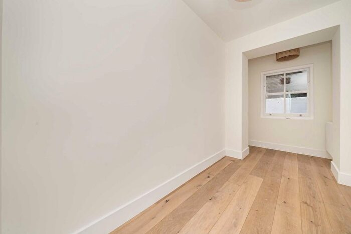 2 Bedroom Flat To Rent In Avonmore Road, London, W14