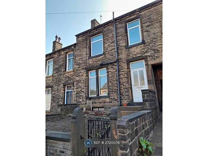 3 Bedroom Terraced House To Rent In Cross Lane, Huddersfield, HD4