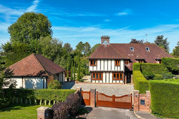 6 Bedroom Detached House For Sale In Paddock Way, Ashley Green, HP5