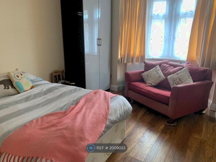 Studio To Rent In Hanworth Road, Hounslow, TW3