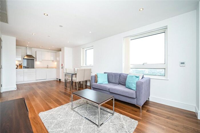 3 Bedroom Apartment To Rent In Lincoln Plaza, London, E14